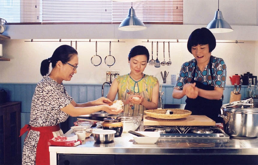 카모메 식당에서 주먹밥을 만드는 세 여자들