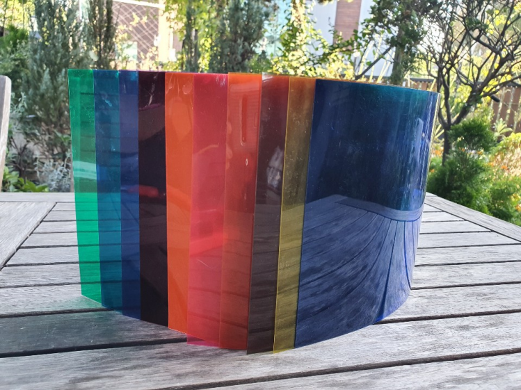 12가지색의 PVC 필름지를 테이블 위에 세워놓은 모습