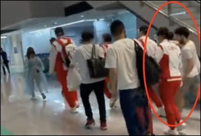 중국팀-선수에게-사진찍기를-요청하는-일본인의-모습