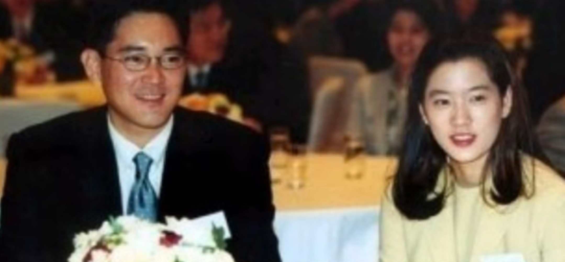 이재용과 임세령이 모임에서 한 식탁에 나란히 앉아 웃고 있다.