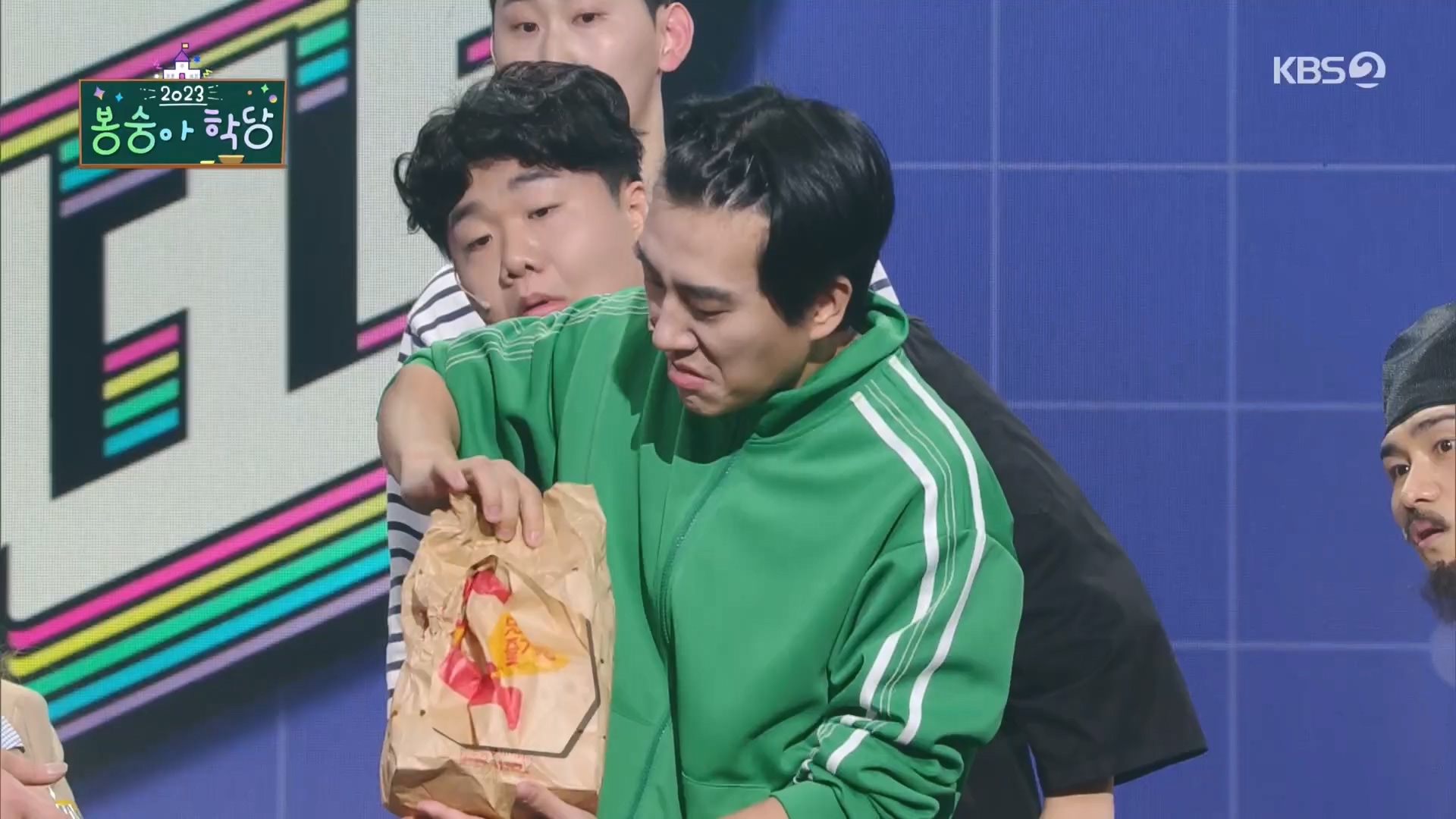 개그콘서트.E1055.231210p.H264-F1RST.mp4_20231211_213927.420.jpg