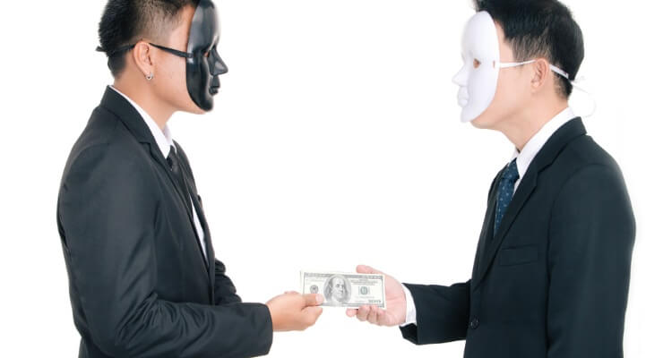 검은색과 흰색 가면을 쓴 두 남성이 돈을 교환하는 모습