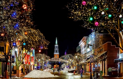 12월 겨울 인테리어 성탄절 크리스마스 장식 하는 방법&#44; 밤의 도시는 화려한 불빛으로 장식이 되어있다.