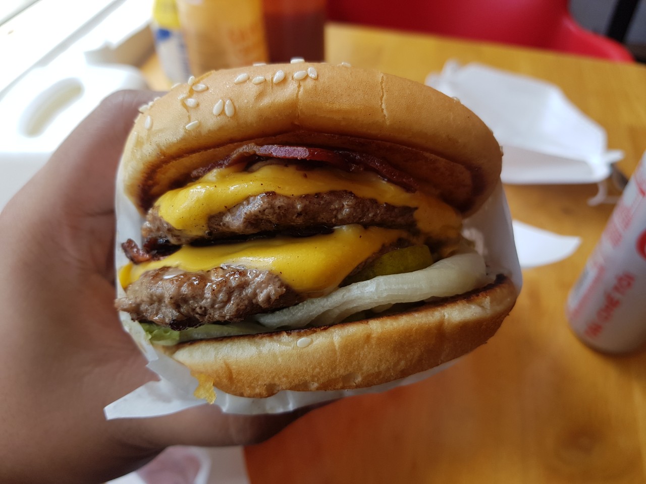 호치민 수제 버거 전문점 Chuck&#39;s Burger - 더블치즈버거