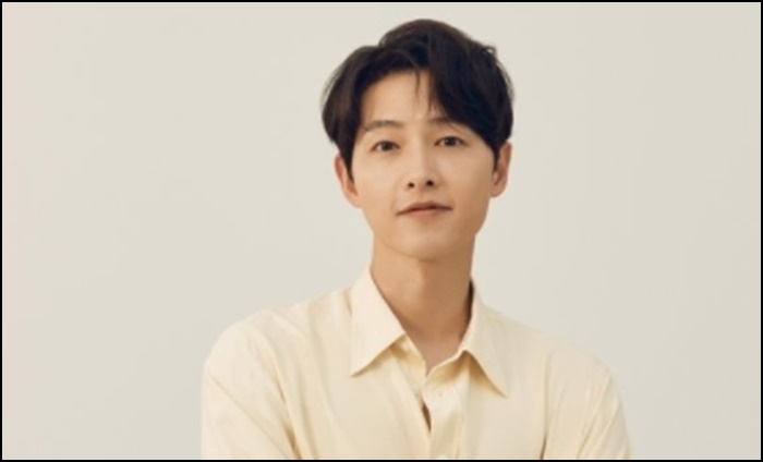 포즈를-잡으면서-사진을-찍는-송중기의-모습
