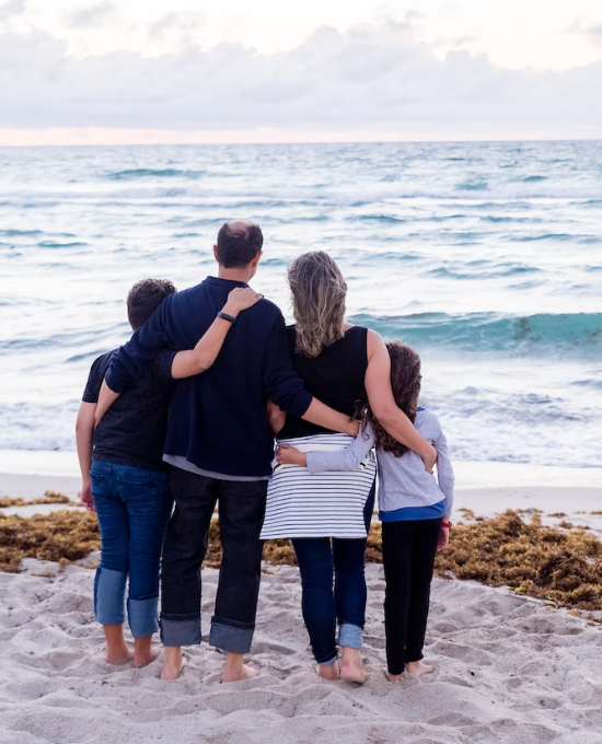 바다를 바라보는 행복한 가족