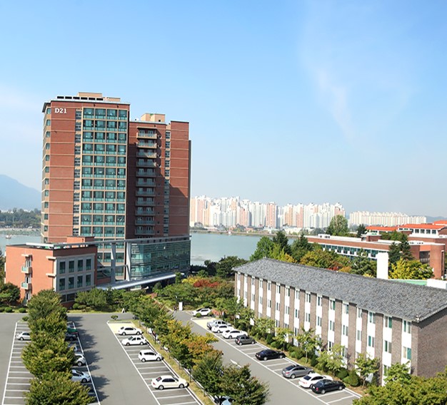  영남대학교 여대생 맨홀 배수로 사망, 기숙사 통금 시간에 천마생활관 창문 탈출하다 추락사로 추정. 대학생 사고 경위 조사 중.