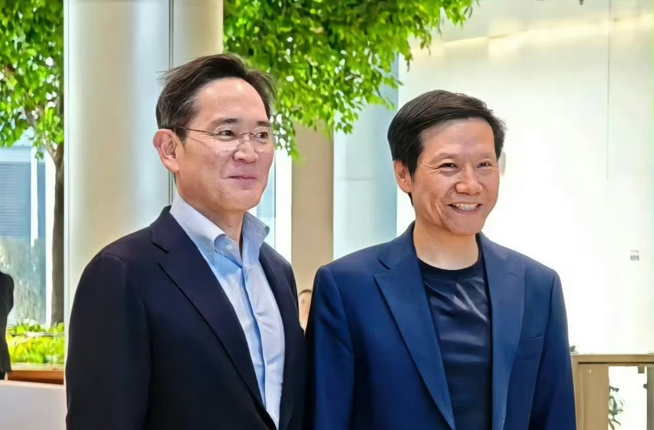 '사즉생' 이재용 삼성전자 회장, 중국발전포럼 참석하고 샤오미 회장과 함께 샤오미 전기차 공장 방문... '적과의 동침'? - 삼성과 샤오미의 만남, 전장 분야 협력 가능성 제기돼 '사즉생' 이재용 삼성전자 회장, 중국발전포럼 참석하고 샤오미 회장과 함께 샤오미 전기차 공장 방문... '적과의 동침'? - 삼성과 샤오미의 만남, 전장 분야 협력 가능성 제기돼