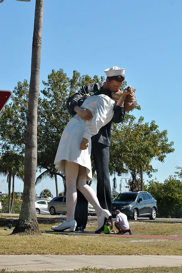 미국 미국 플로리다 주 새러소타(Sarasota) 시에 설치된 &amp;#39;무조건 항복(Unconditional Surrender)&amp;#39; 조각상 - 출처 : WWP&amp;#44; wikipedia