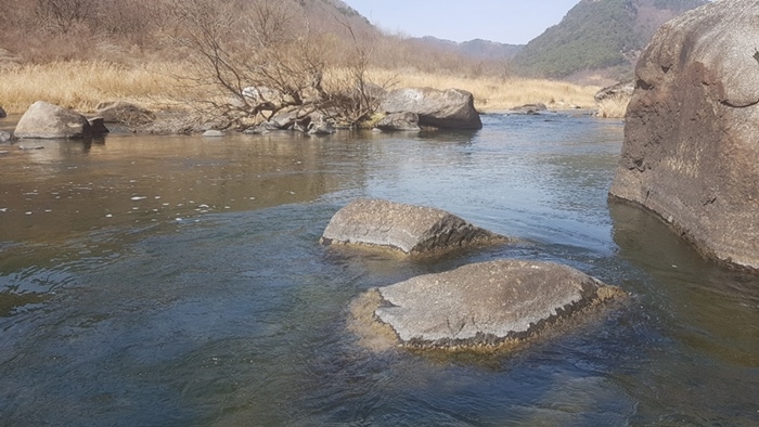 용궐산 가는 섬진강변