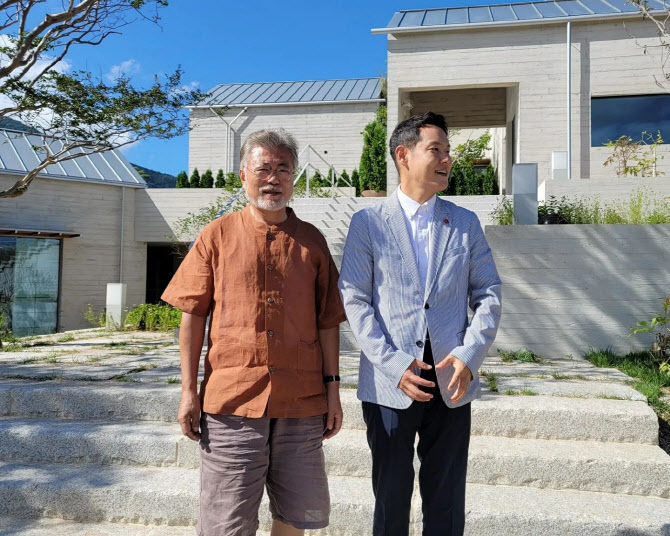  갈색셔츠에 부쩍 기른 흰수염.. "文, 사저 앞 욕설시위로 고통"