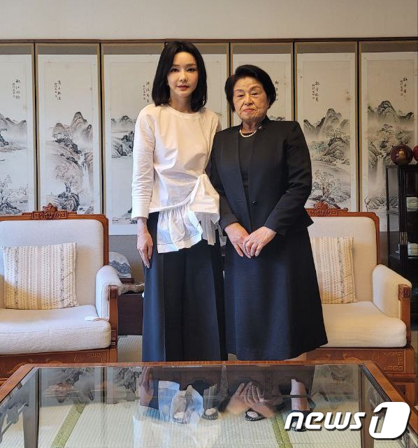  [뉴스1 PICK]김건희 여사 '90분' 이순자 씨 예방.. 역대 영부인 예방 행보