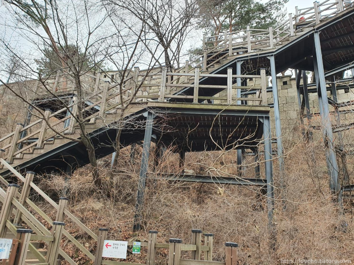 북악산_北岳山_Bukaksan/올라가면 탁 트인 

풍경을 볼수 있을거 같다는 생각에

기분이 좋아졌답니다