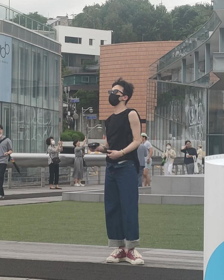  지드래곤 어제자 근황.jpg