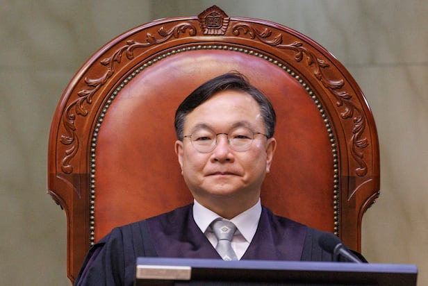 박영재 대법관이 지난 3월 20일 서울 서초구 대법원에서 열린 성폭력 범죄의 처벌에 관한 특례법 위법(강간 등 치상) 등에 대한 전원 합의체 선고에 입장해 대기하고 있다./연합뉴스