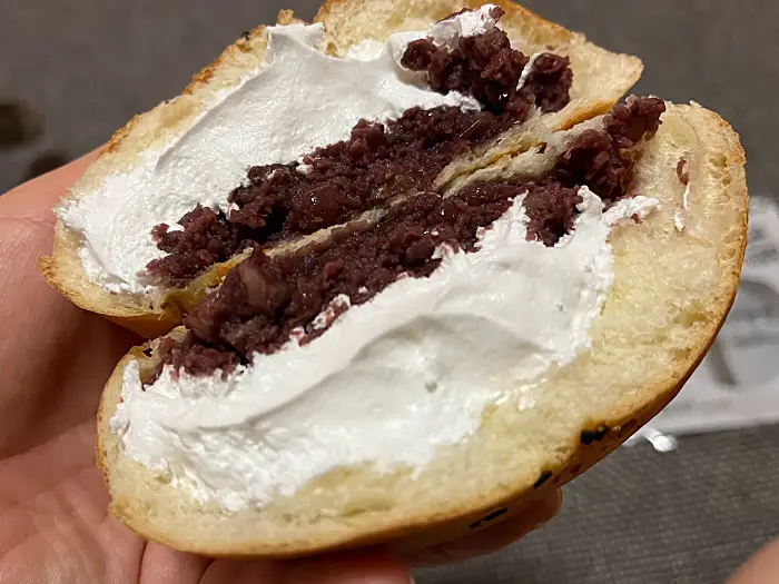생크림 단팥빵 단면