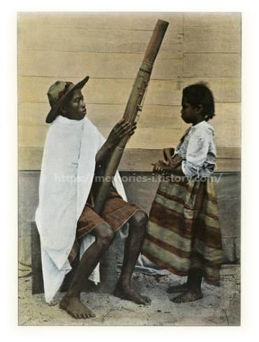 대나무 관악기인 발리하(Valiha)는 마다가스카르의 상징적인 악기 연주 모습