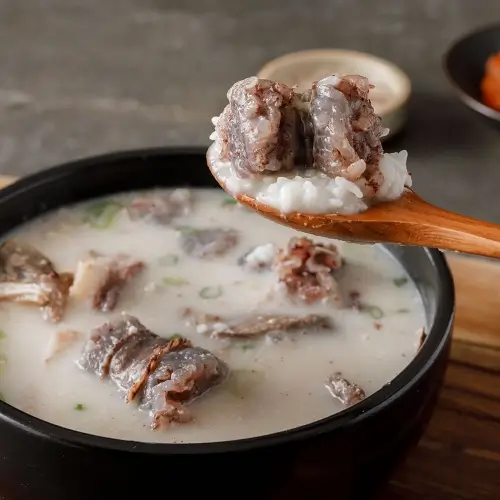  순대국: 따뜻한 국물과 푸짐한 순대의 조화! 겨울철 든든한 한 끼 식사