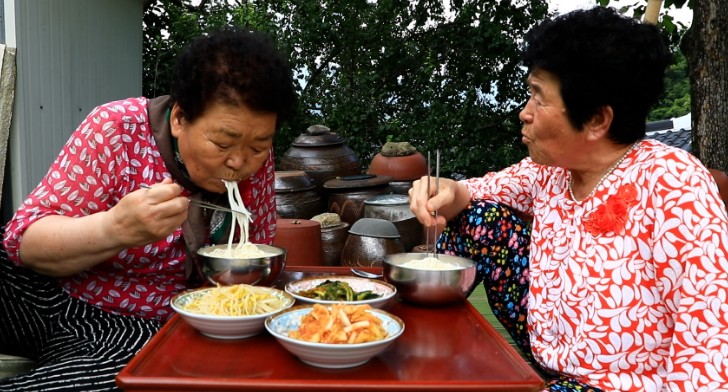 콩국수를-먹는-모습