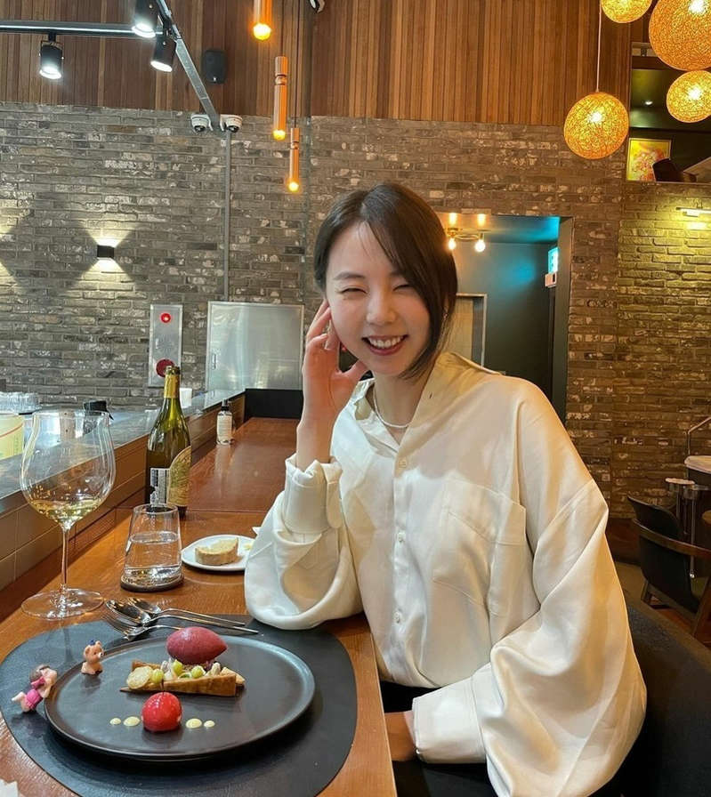  안소희, 럭셔리 와인바에서 명불허전 ‘러블리’ 눈웃음 [SNS컷]