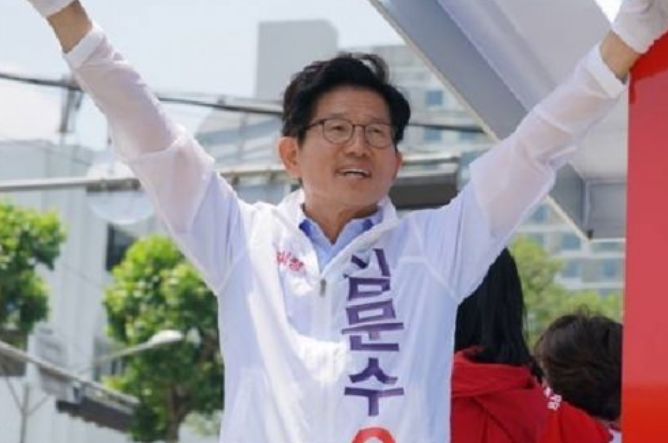 국민의힘 김문수 대선후보 유세 사진. 두 팔을 위로 벌리고 있다.