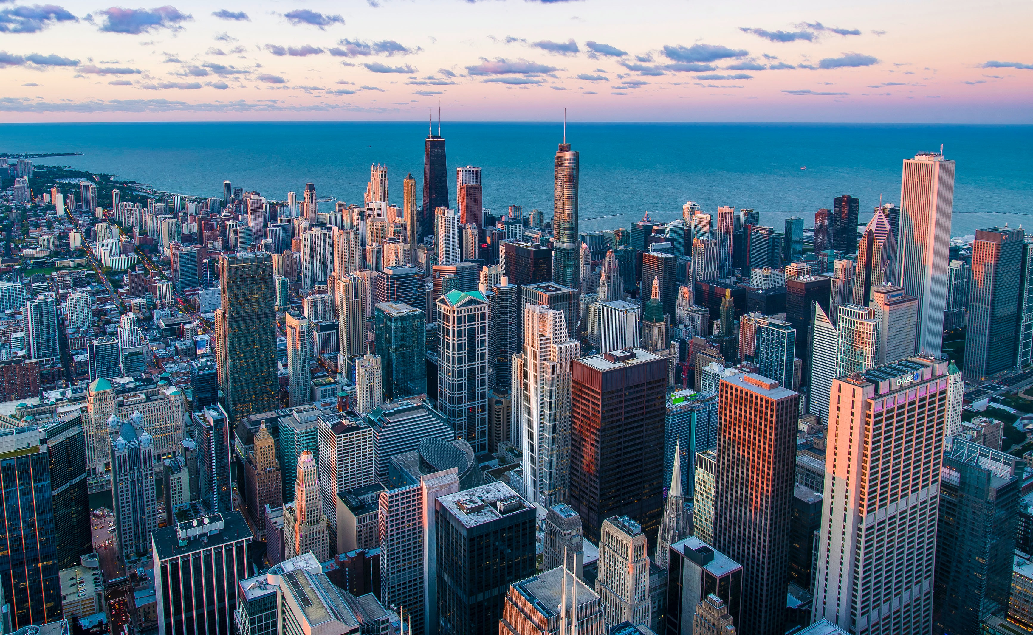 미국 시카고 윌리스 타워에서 내려다본 시카고의 해질녘 하늘과 바다&#44; 그리고 빌딩들의 모습