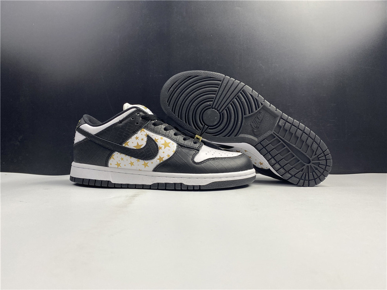 [NIKE x SUPREME] 나이키 X 슈프림 SB 덩크 로우 크로커다일 골드 블랙 DH3228-102