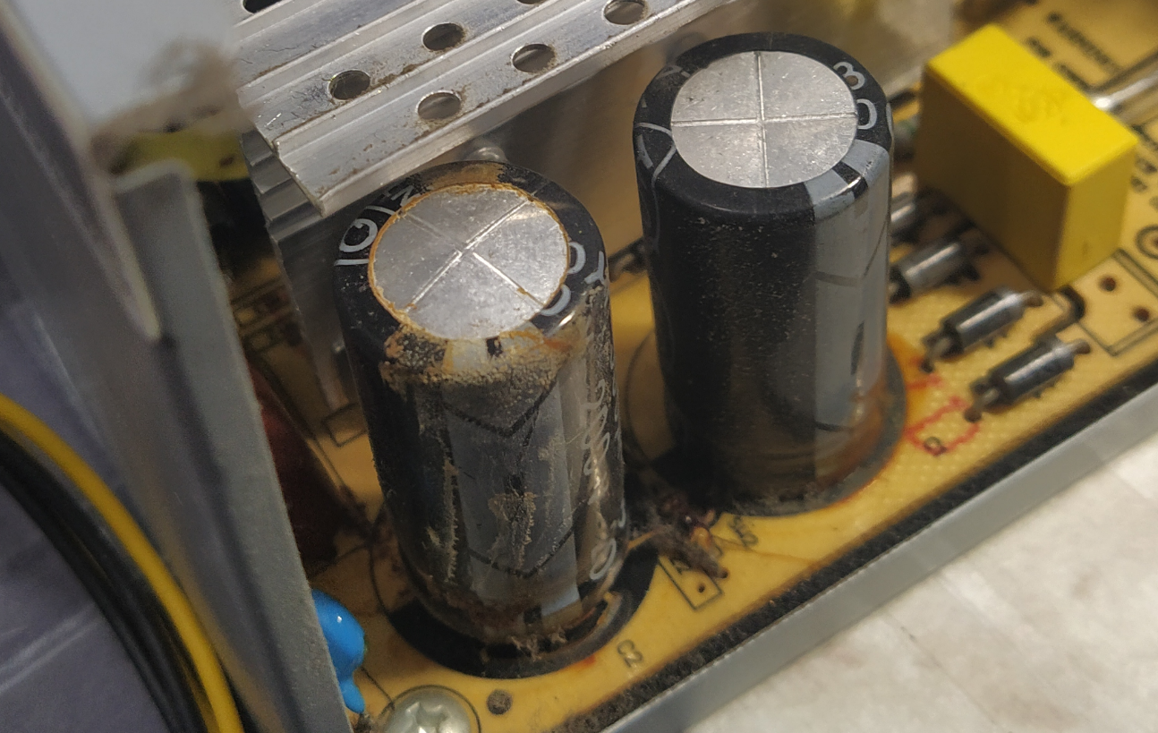 파워서플라이 1차 콘덴서 터진 상태