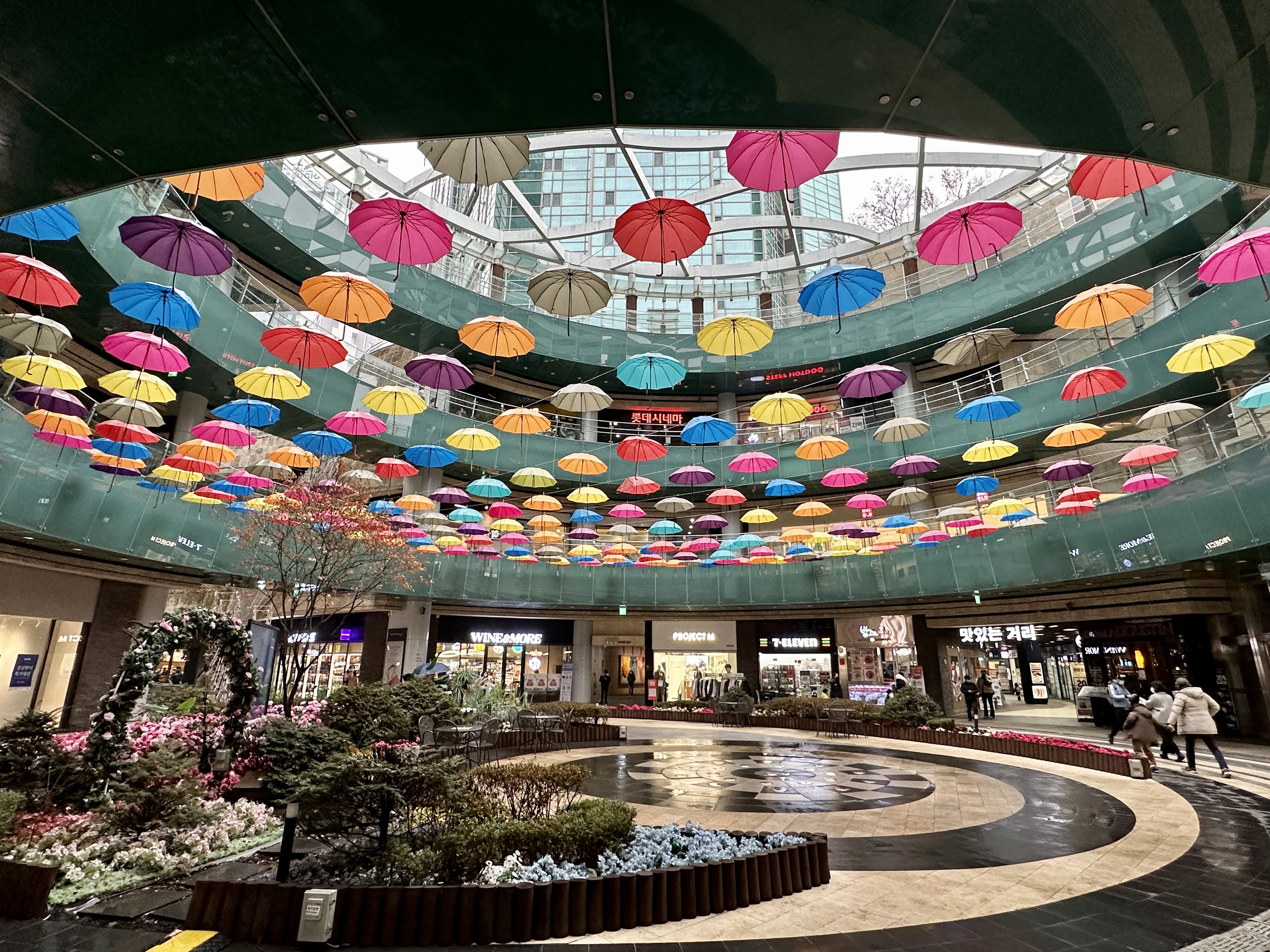 메세나폴리스 지하 1층 우산광장