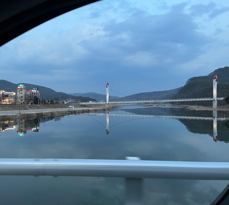 군위참좋은한우 식당 가는 길 건너편에 사과 상징의 다리사진