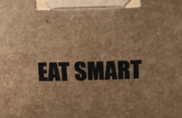 샐러디 박스에 적혀 있습니다. EAT SMART