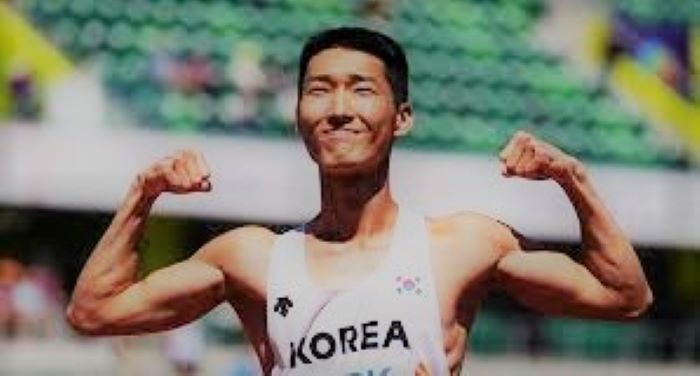 우상혁 선수가 훌류한 경기를 하고 세레모니를 하고 있다.