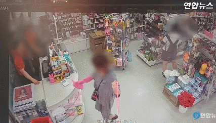  혀를 내두르게 하는 마트 진상녀... P.S : 우리개는 안물어요