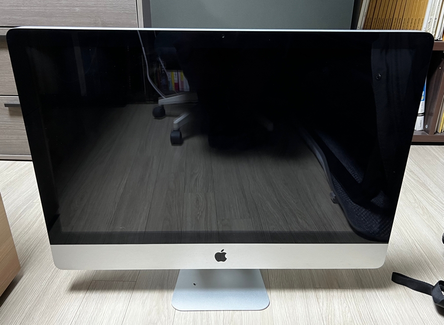 전면 유리가 붙어 있는 아이맥 2010