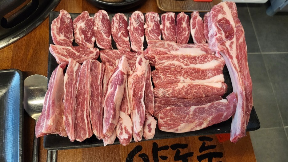 양고기 모둠엔 살치살, 등심, 스페어립, 숄더랙