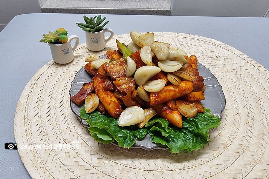 세 가지를 한꺼번에 맛보는 삼겹, 푸살볶음, 고추장삼겹살, 고구마 떡, 고기 7