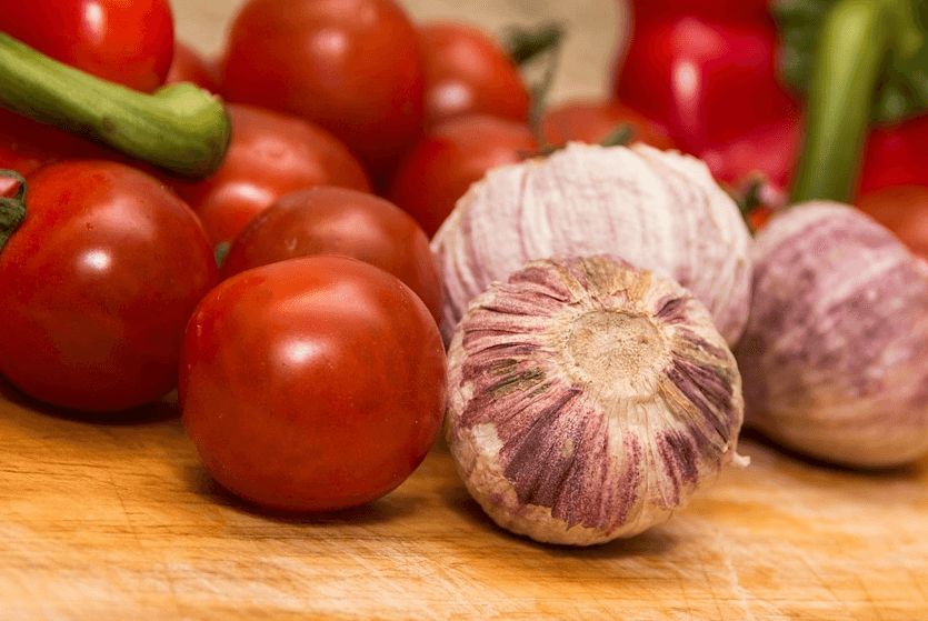 썸네일 마늘과 토마토 함께 찍힌 사진