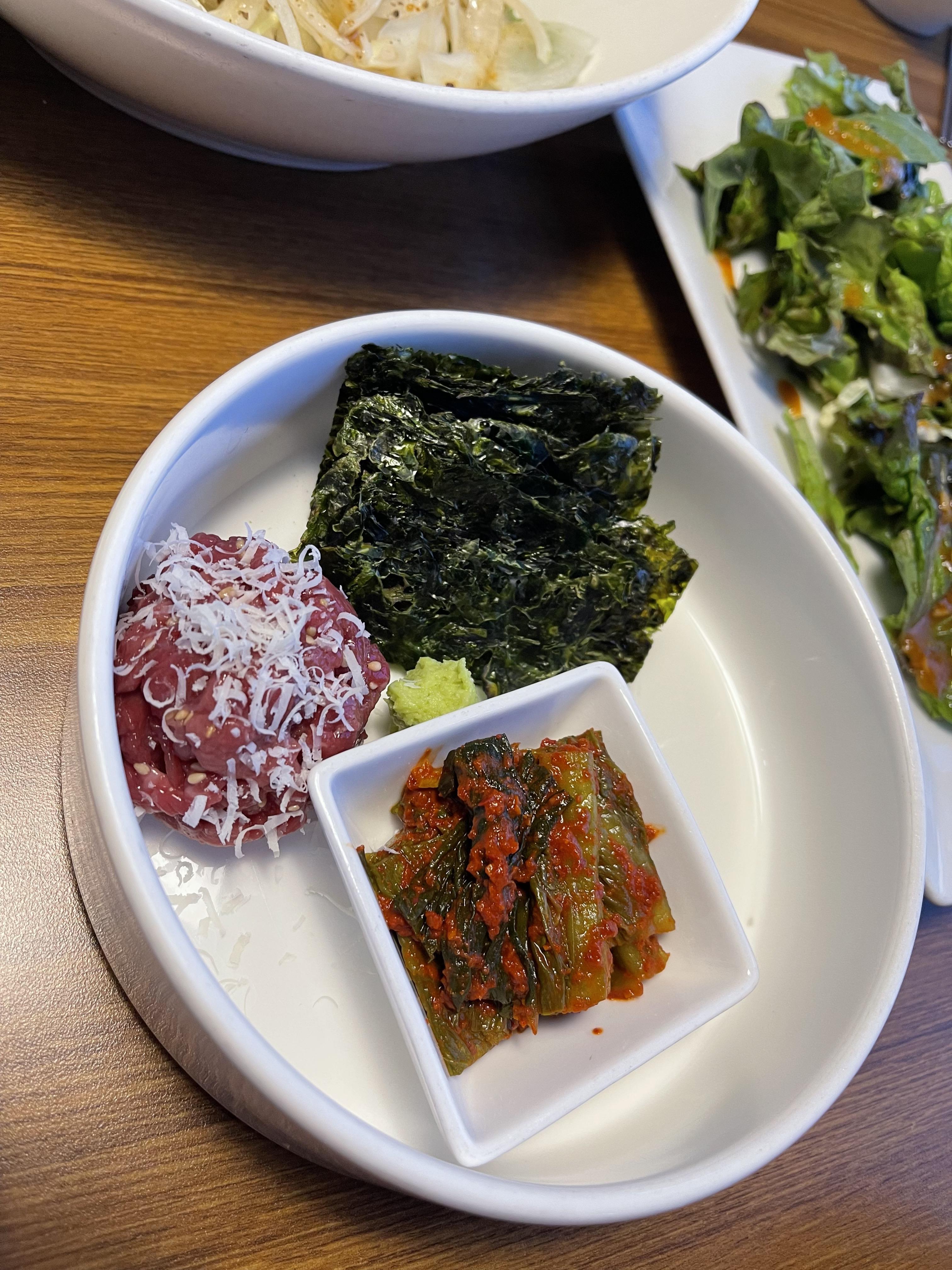 김 위에 육회와 와사비, 김치 조합