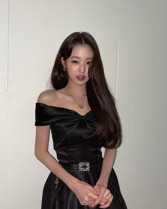  장원영 인스타 (인형같은 비주얼을 뽐내며 이목 집중)