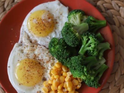 달걀후라이-두개-브로콜리-옥수수콘
