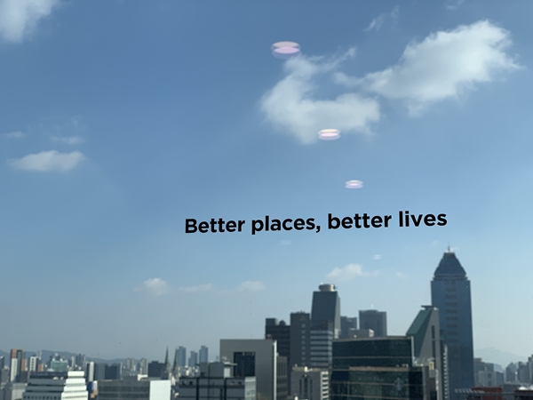 회사 창문에 적힌 better place, better lives 문구