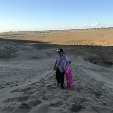 헝거리엘스 모래 언덕을 오르는 모습