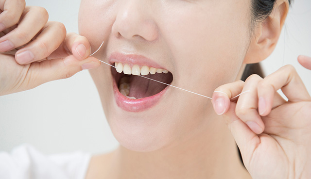 셀프-치아-미백-방법-칫솔-치실