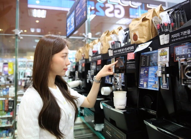 한 소비자가 GS25 매장에서 커피를 내리고 있다.