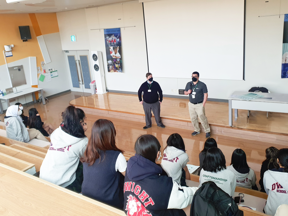 서울드와이트 외국인학교에서 강의 진행 컴퓨터 게임 디자인학과 교수 3