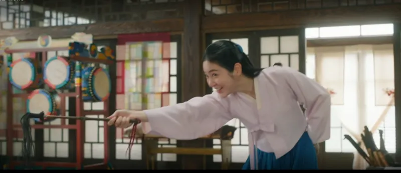 정년과 연습생들 앞에서 방자 공연을 선보이는 영서