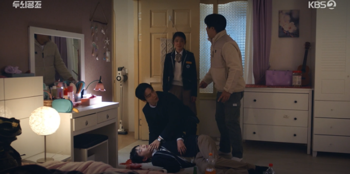 폼마스터는 은호의 피 흘리는 모습에 놀란다.