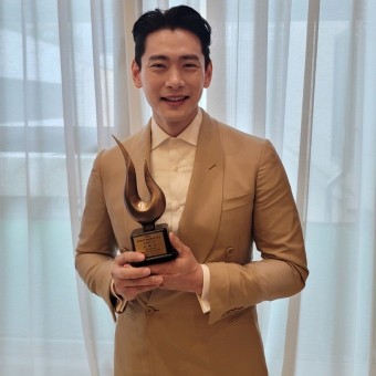 전쟁 중 유태오는 과거 결혼해 니키리와 아이를 낳았다. 22