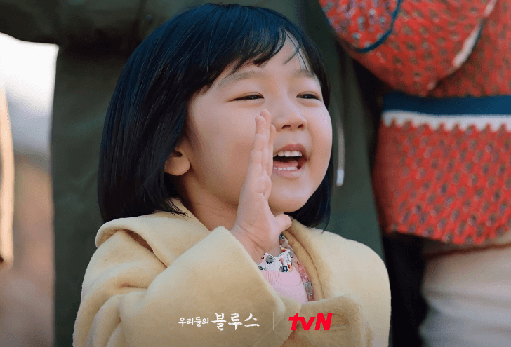 은기가 돌고래를 향해 외치는 스틸컷