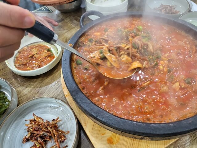 살이 통통한 멸치와 고사리가 듬뿍 들어간 멸치쌈밥